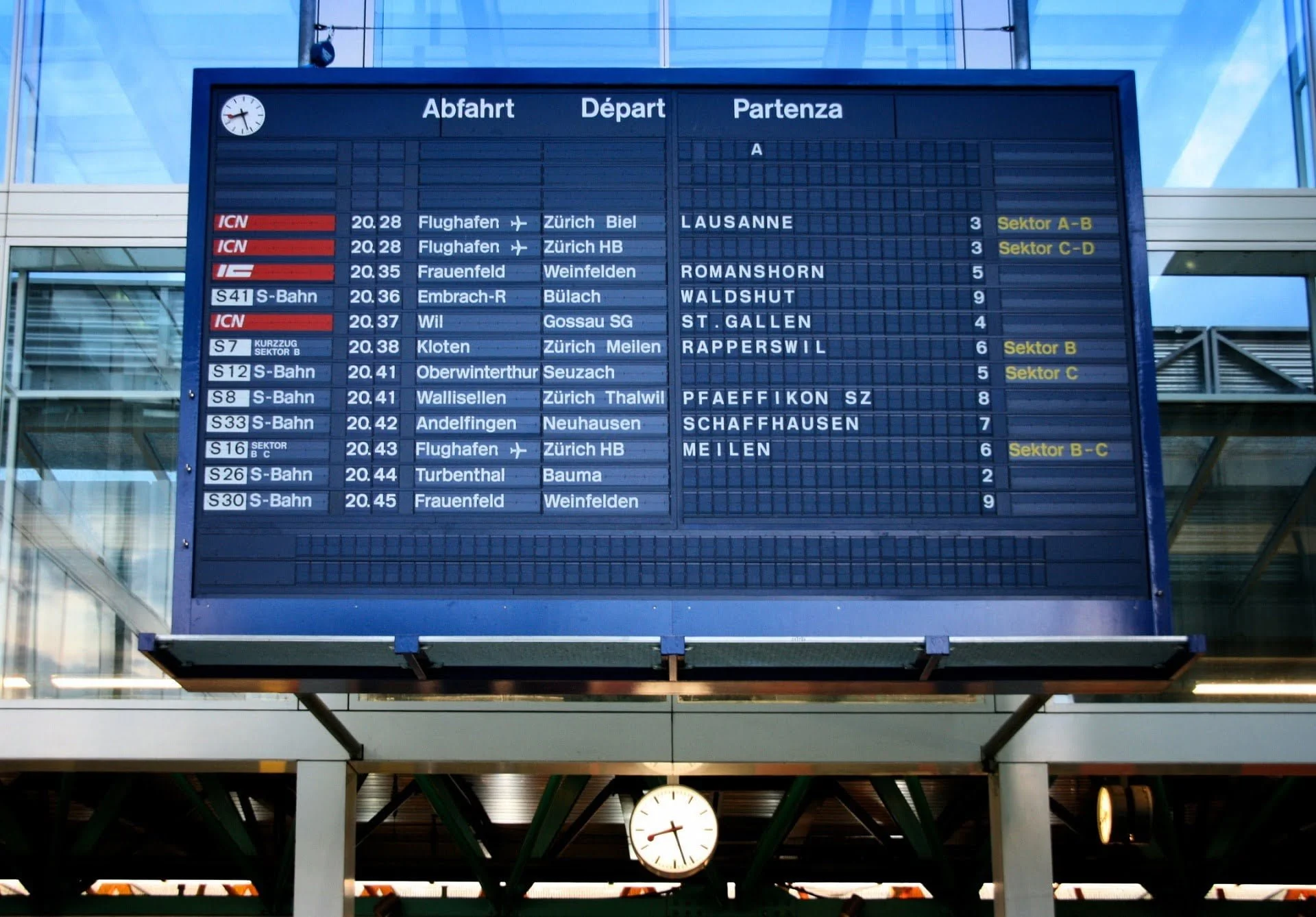 Example of split-flap board in the evolution of public signage